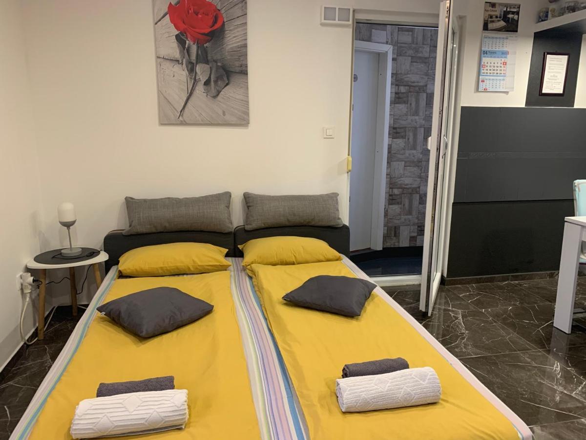 Studio Dama Blizina Amfiteatra I Bus Kolodvora ,Besplatan Privatni Parking,Self-Check- In Pula Exterior photo