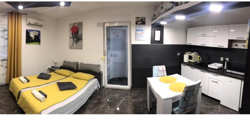 Studio Dama Blizina Amfiteatra I Bus Kolodvora ,Besplatan Privatni Parking,Self-Check- In Pula Exterior photo